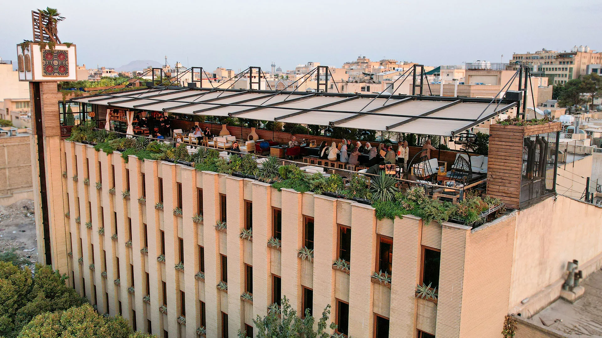 سقف متحرک پارچه ای روف گارن هتل چهل پنجره